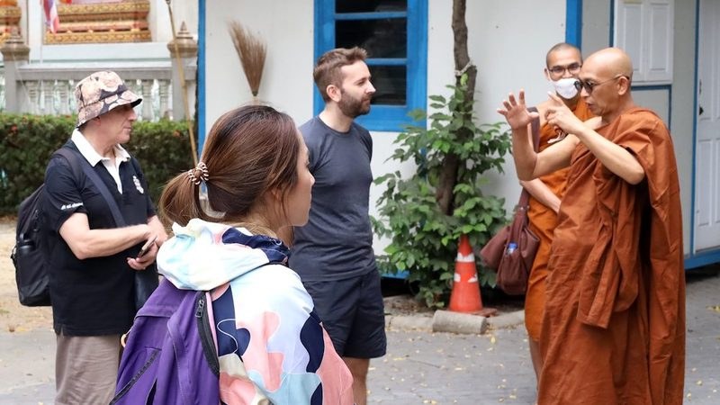Meeting a monk in a Bangkok temple — Bangkok temples, immersive visit